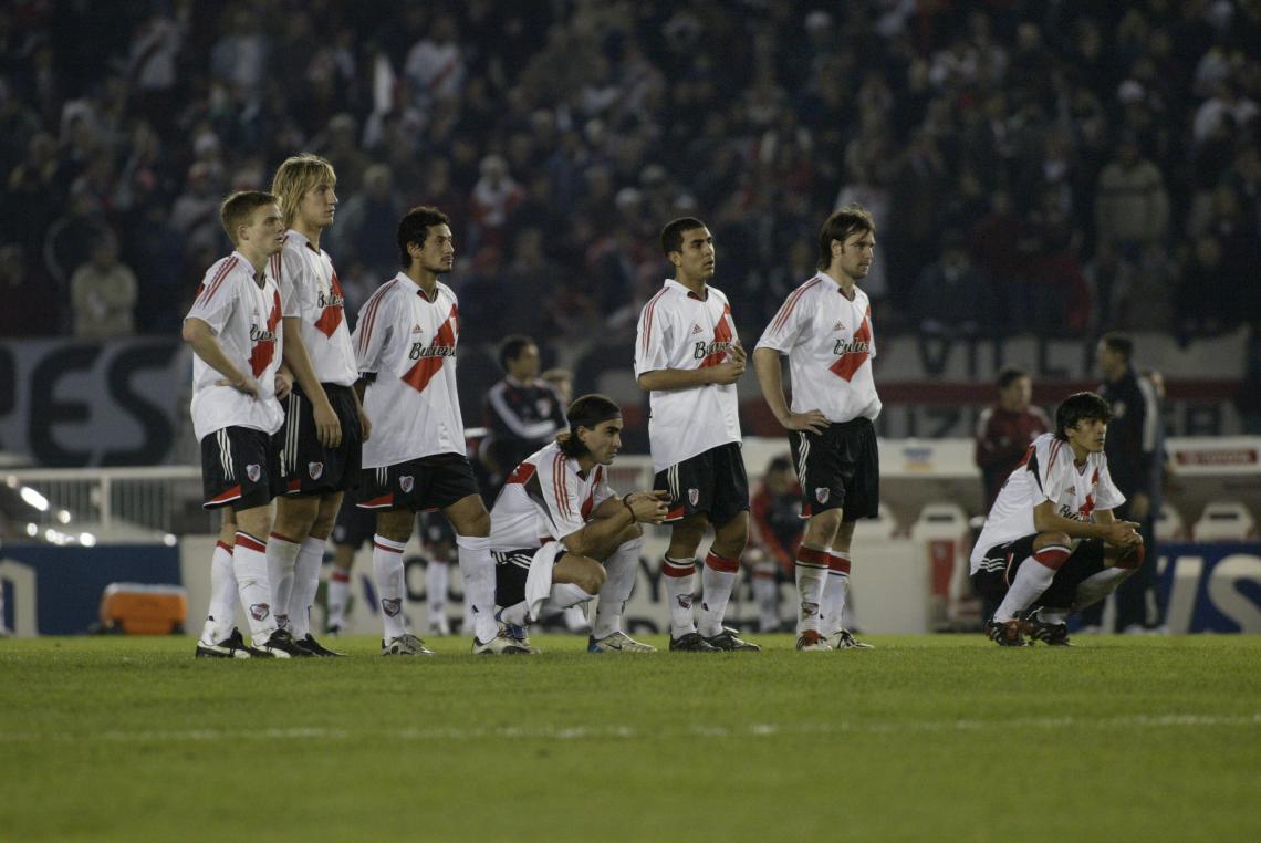 Imagen Los jugadores miran en la derrota con Boca por penales en 2004.