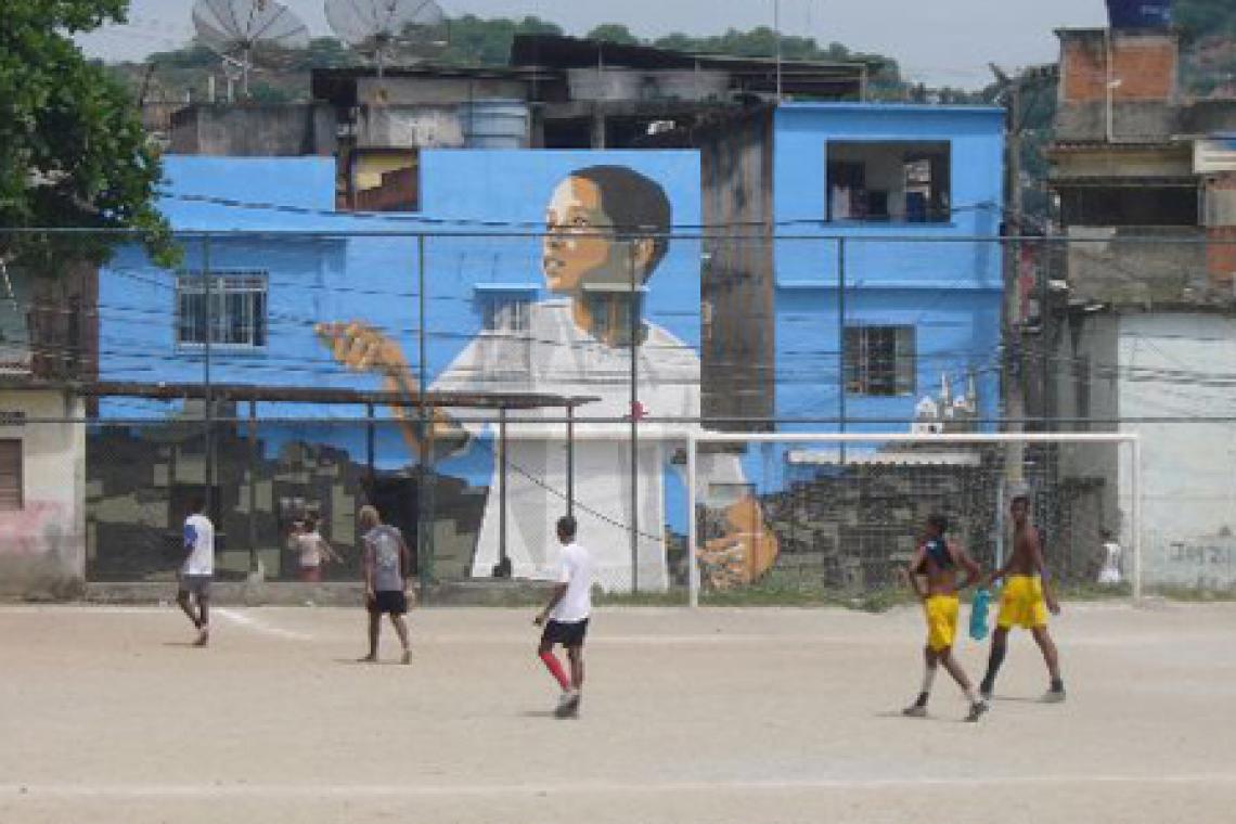 Imagen Un grupo de jóvenes en un potrero de la favela Vila Cruzeiro.