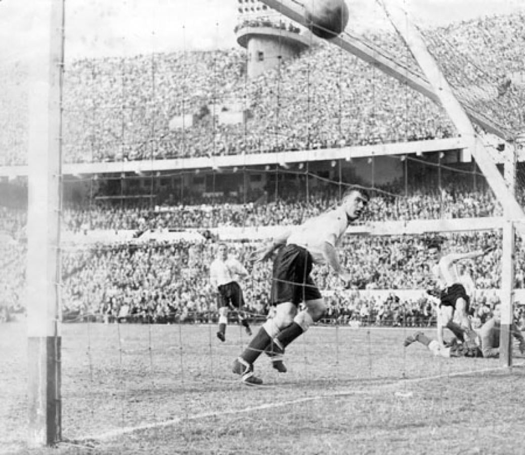 Imagen Los ingleses miran como la pelota se clava arriba. (Foto: Archivo EG)