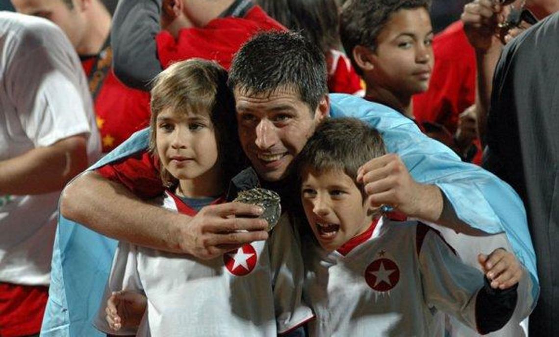Imagen Mauro posa para la foto junto a sus hijos Mauro Jr. y Tiago.