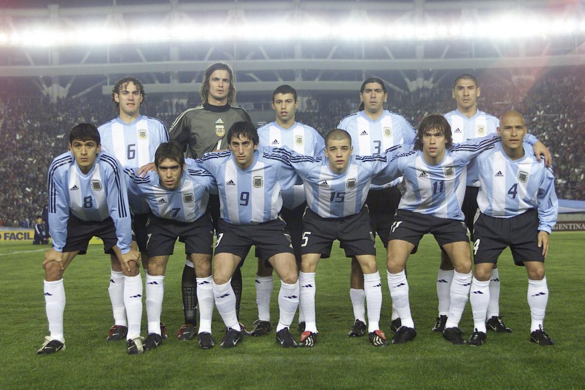 Imagen Los once de Bielsa en el estreno del Estadio Ciudad de La Plata. Ninguno está hoy en el fútbol argentino.