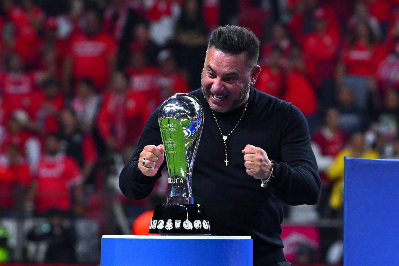 Imagen La sonrisa eufórica de Mohamed al trofeo de campeón logrado con su Toluca.