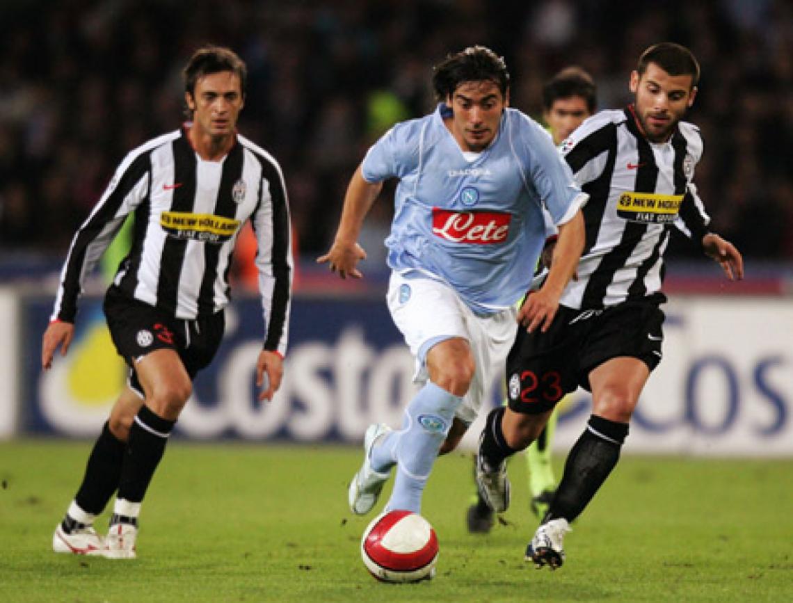 Imagen Lavezzi, en conflicto con el Napoli, tiene ofertas del fútbol inglés (AFP).