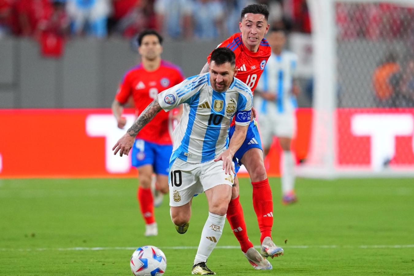Imagen Rodrigo Echeverría persigue a Messi durante la última Copa América que ganó Argentina.