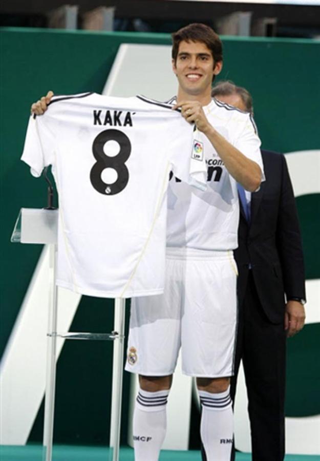 Imagen Kaká, 27 años, con la 8 que lucirá en el Real Madrid.