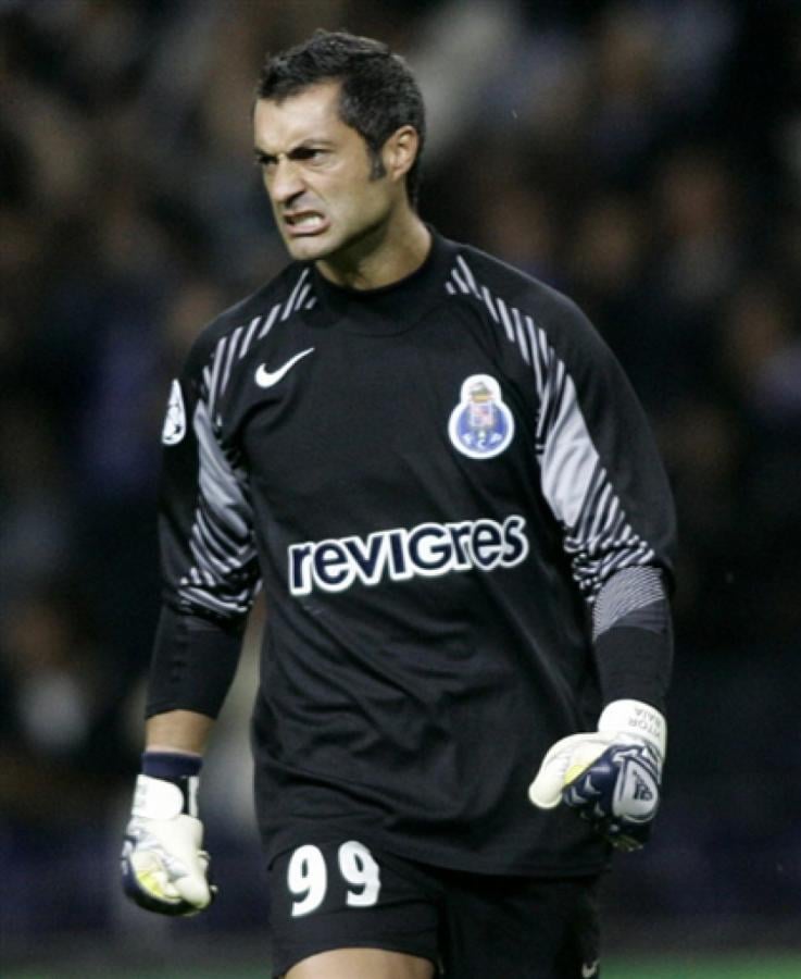 Imagen Vitor Baia ocupando el arco del Porto con la 99.