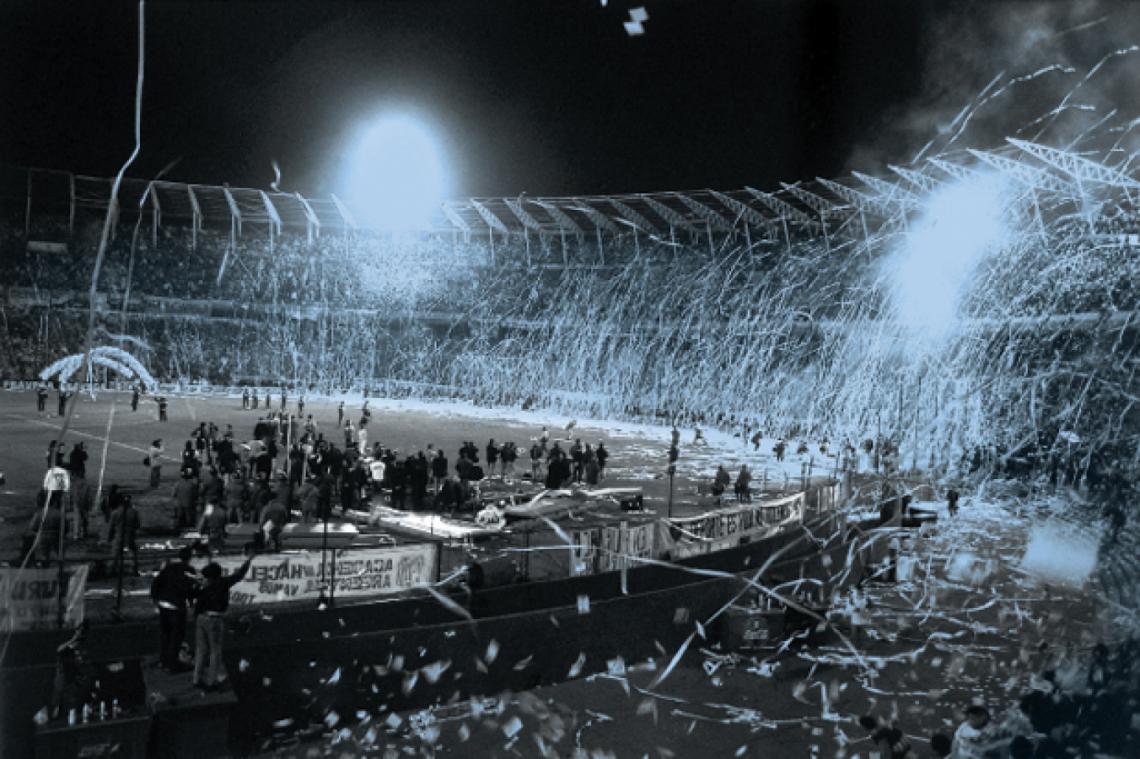 Imagen Una multitud recibe al equipo antes de la final de la Libertadores 98 con el Vasco da Gama. Con los tres millones que dejó la venta de Bati a la Fiorentina se modernizó el estadio.