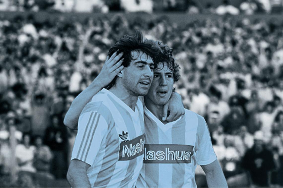Imagen La emoción de Walter Fernández y Néstor Fabbri, dos grandes figuras del equipo que consiguió brillantemente el título de la temporada 1988/89 y dejó atrás 22 años de angustias.