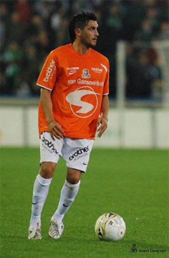Imagen Iribarren en acción con la camiseta del Dender.