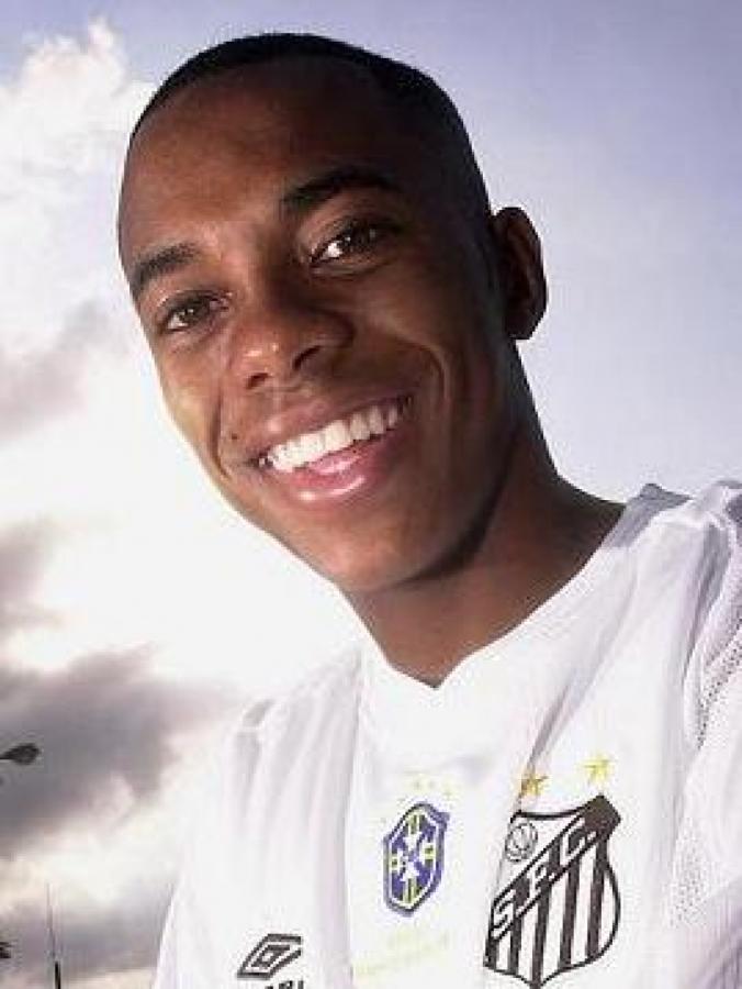 Imagen Surgió en Santos de Brasil. En 2002 lo fichó Real Madrid y actualmente juega en Manchester United.