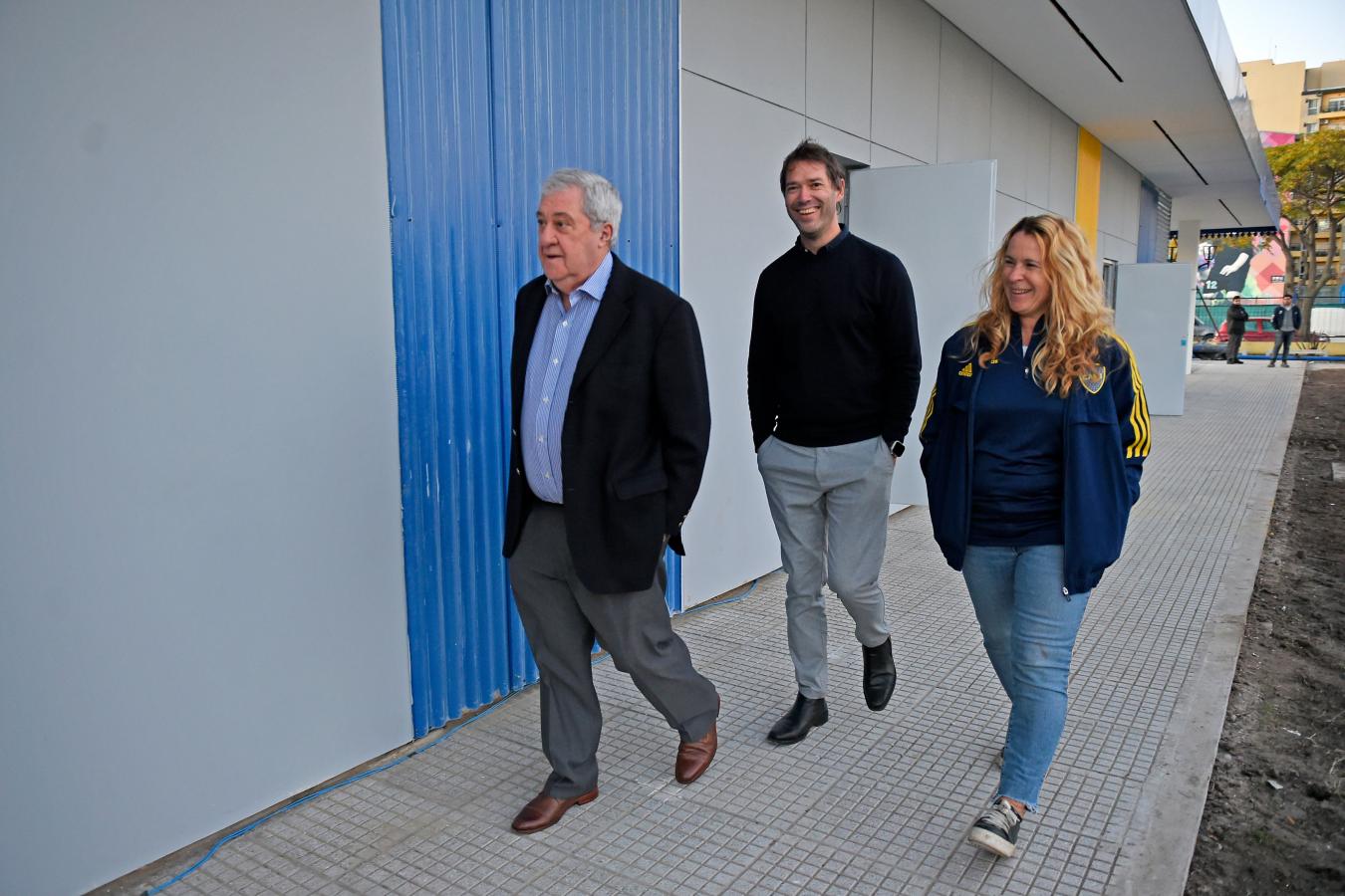 Imagen Vanina Oneto, Jorge Amor Ameal y Martín Mendiguren, sonrientes por la llegada del hockey a Boca.