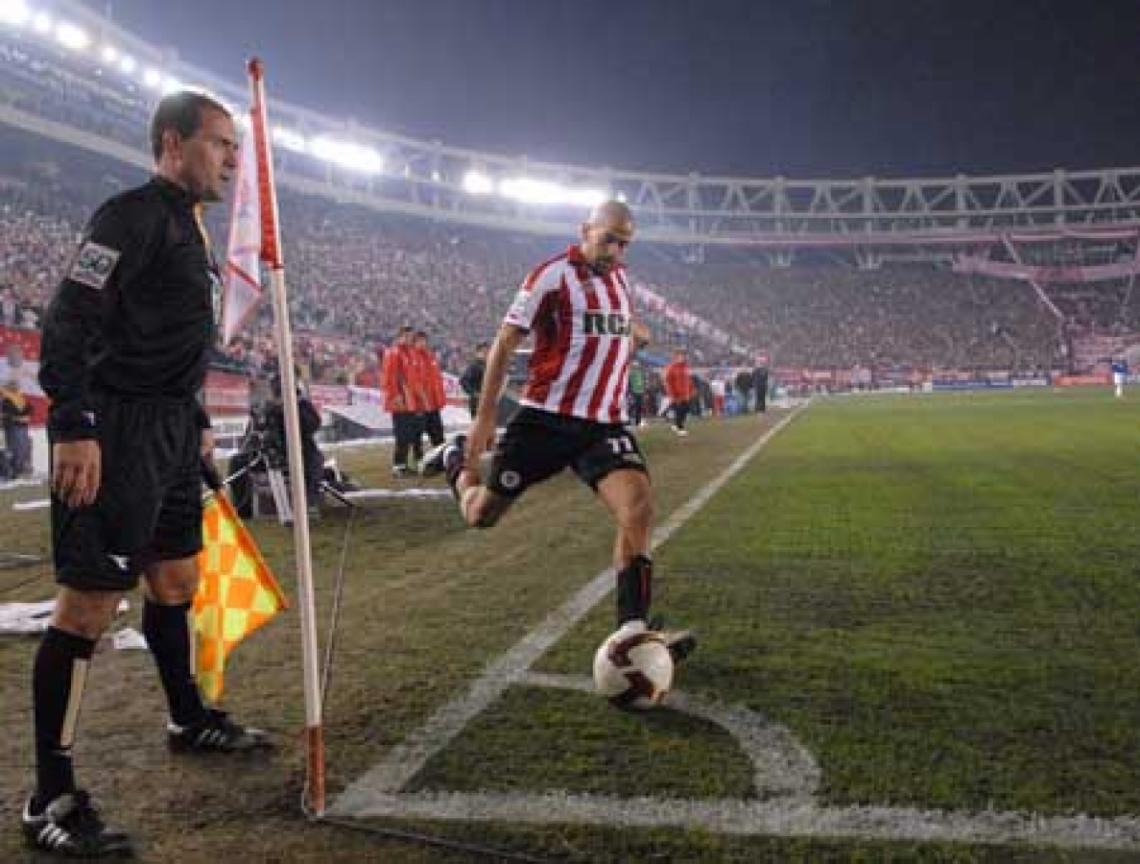 Imagen VERON, EL ABANDERADO. Fue el emblema del Pincha y reapareció para las dos finales. (Foto: Alejandro del Bosco)