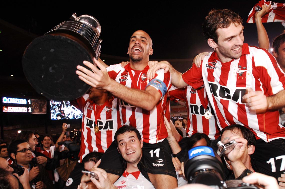 Imagen JUAN SEBASTIAN VERON, 34 años, levanta la Copa Libertadores, su segundo título desde su regreso al club. (Foto: Placar) 