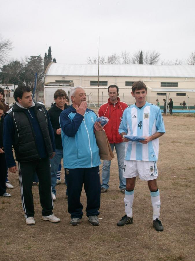 Imagen EN CASA. En su ciudad de origen, Martín recibe un presente antes del partido ante su equipo, Juventud de Suipacha.
