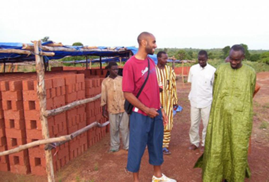 Imagen EN BAMACO. Kanouté junto a otros miembros de la Fundación en la construcción de la Ciudad de los Niños.