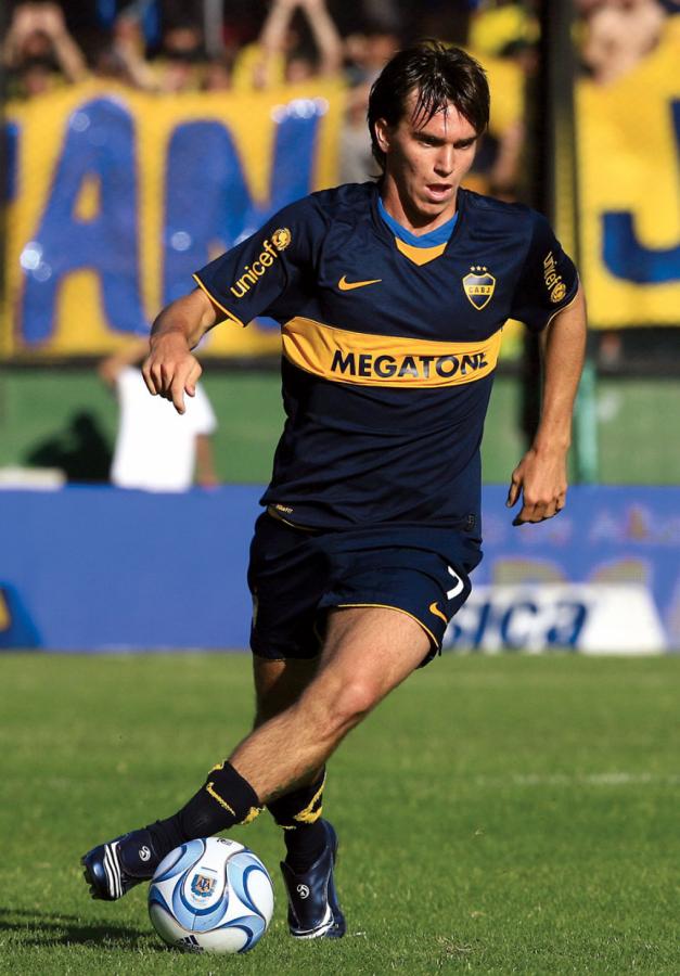 Imagen ESTAMPA DE CRACK. La zurda bien pegada a la pelota y toda la pinta de crack que lo caracteriza.