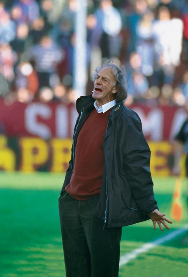 Imagen CON EL CHUPETÍN. Un apasionado del cigarrillo buscó otras cosas cuando lo impidieron en las canchas.