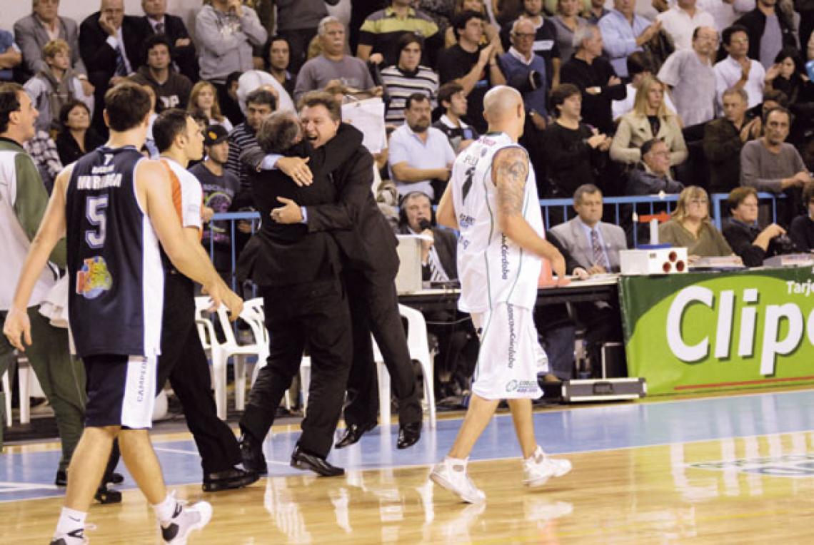 Imagen MOMENTO. El abrazo campeón con su asistente Alejandro Lotterio.