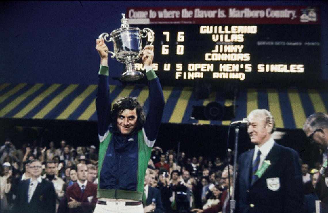 Imagen US OPEN. Levantando el trofeo en 1977, cuando se impuso en la final a Jimmy Connors.