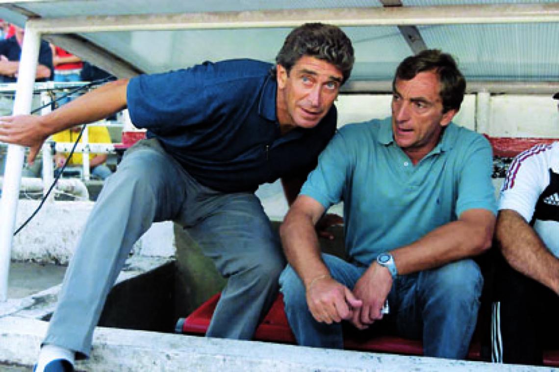 Imagen CON PELLERGRINI, dirigiendo a River en la cancha de Colón.