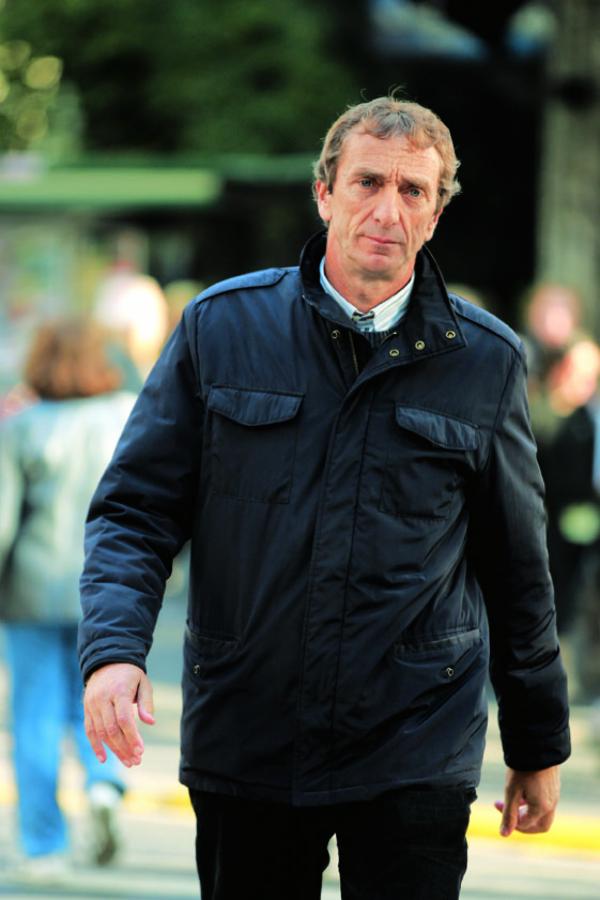 Imagen Un hombre común caminando entre la gente en Argentina, de vacaciones.