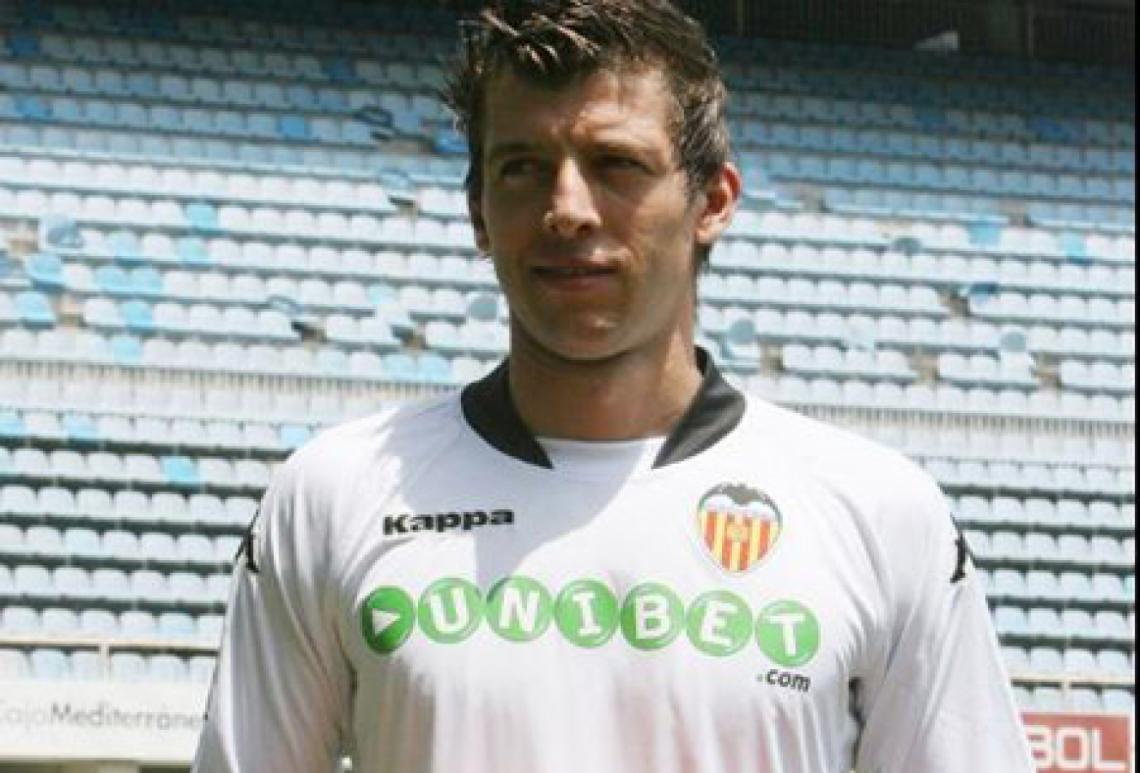 Imagen LA PRESENTACIÓN. Un jugador del plantel con la camiseta de la discordia (valenciacf.com).