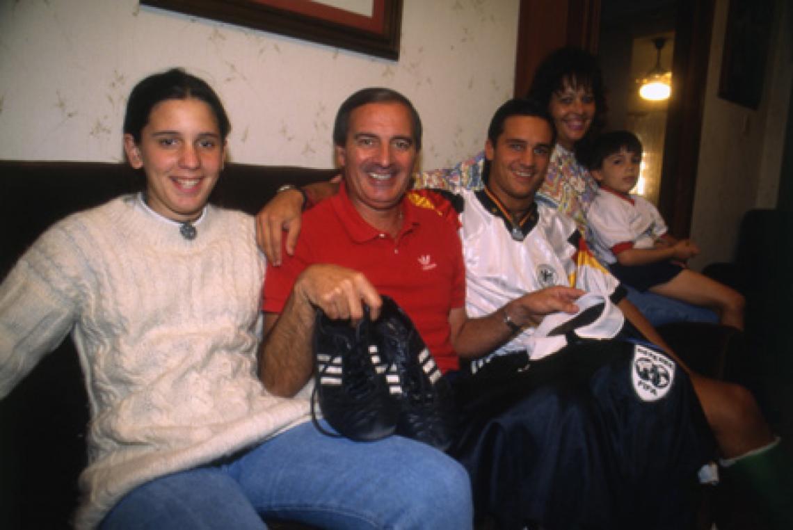 Imagen UNA DECADA ATRAS. Juan Carlos Loustau posaba para El Gráfico junto a su familia. Patricio, a su izquierda, ya quería llevar la camiseta negra.