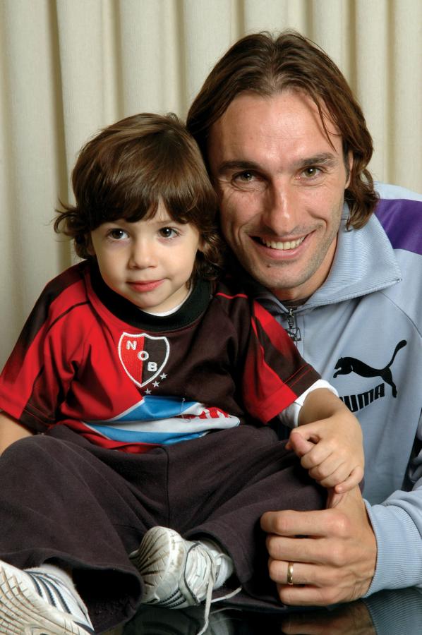 Imagen CONTRACARA. Schiavi junto a su hijo Santino, que ya es de la Lepra, en su departamento de Rosario. (Foto: Jorge Dominelli)