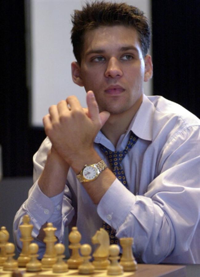 Imagen MALA EDUCACION. Tkachiev no aprendió que no hay que dormirse en la mesa, mucho menos borracho y durante un partido de ajedrez.