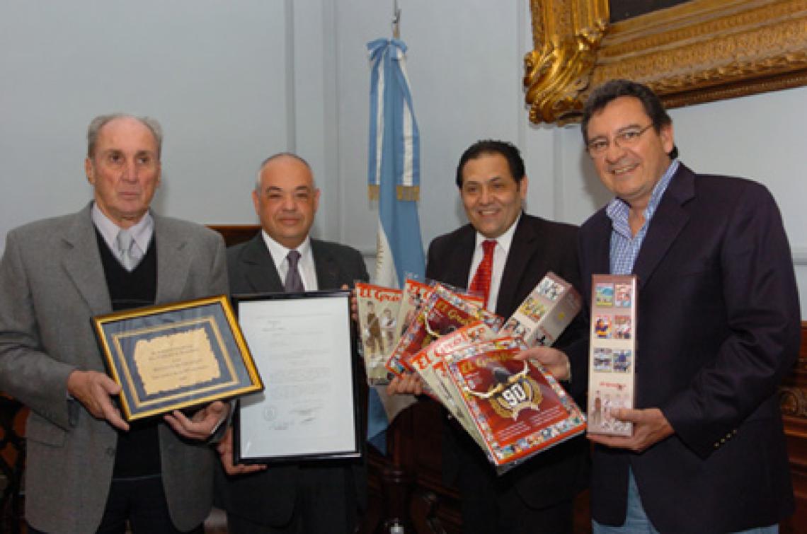 Imagen De izq. a der.: Carlos Poggi, director de El Gráfico; Carlos Lugano, director del departamento comercial de la revista, junto a los senadores Rached y Castillo.