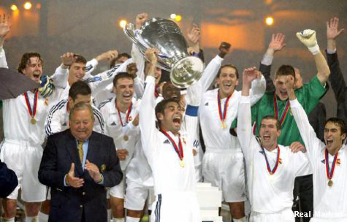 Imagen LA NOVENA. Fernando Hierro levantando la última Champions que ganó el Real, en 2002 ante el Bayer Leverkusen. (realmadrid.com)
