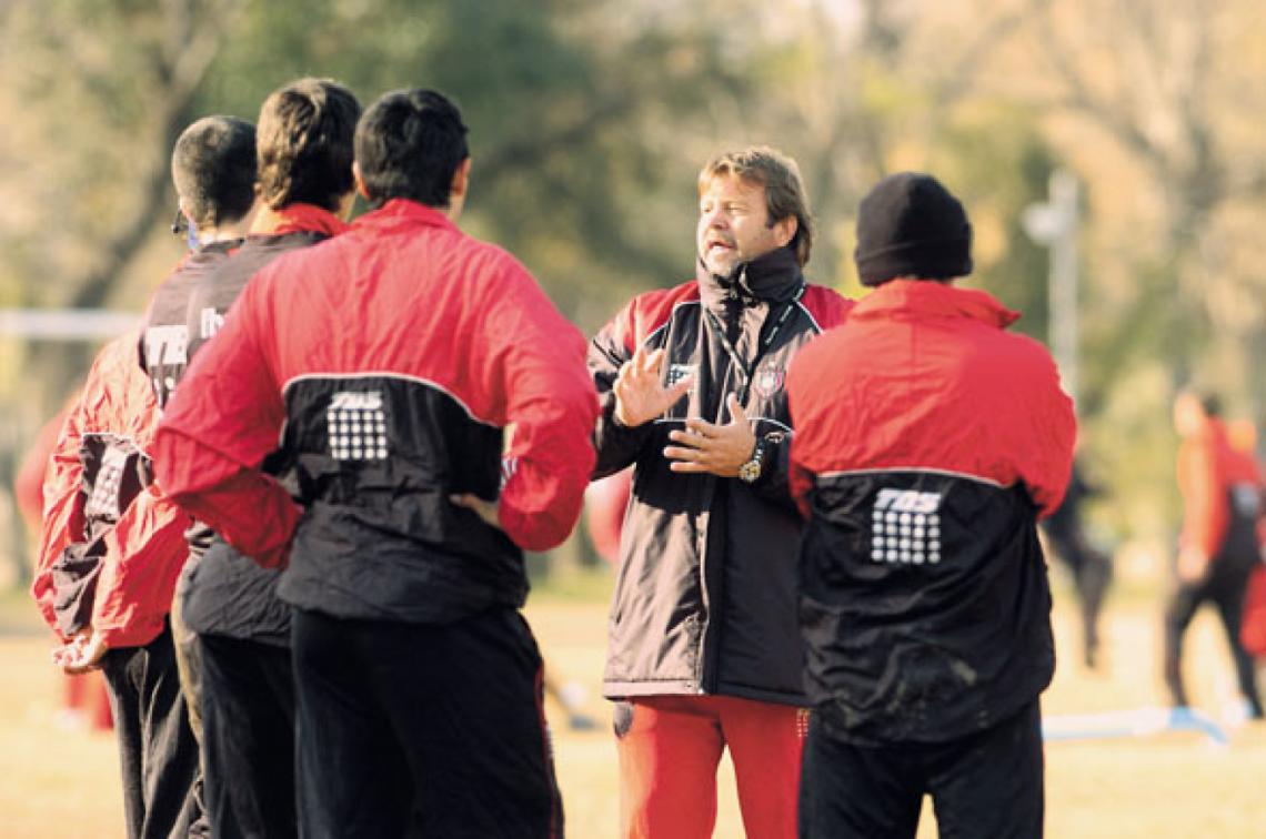Imagen UN PAR de indicaciones simplre y libertad para jugar son los secretos del entrenador de Chacarita.