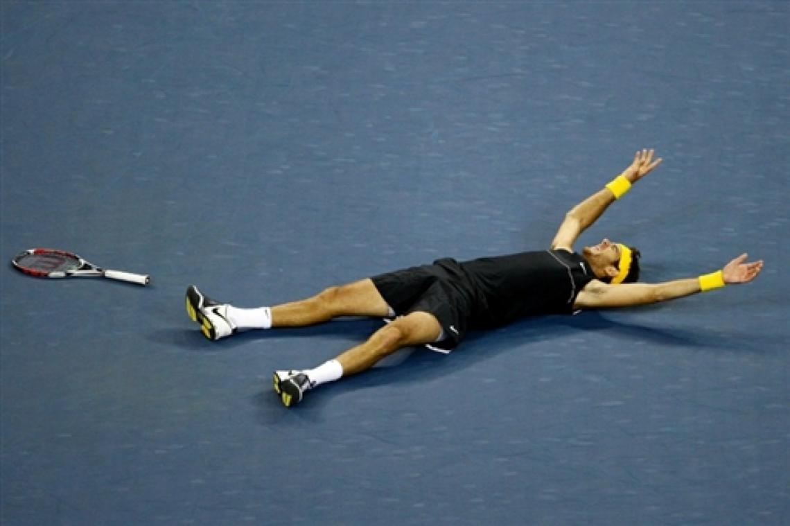Imagen EMOCIÓN. El momento cúlmine y de alegría. Federer lo esperaba en la red para felicitarlo como un caballero. (AFP)