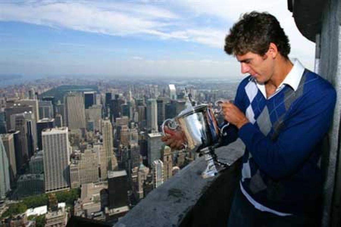 Imagen DEL POTRO, con la copa del US Open en la cima del Empire States. 