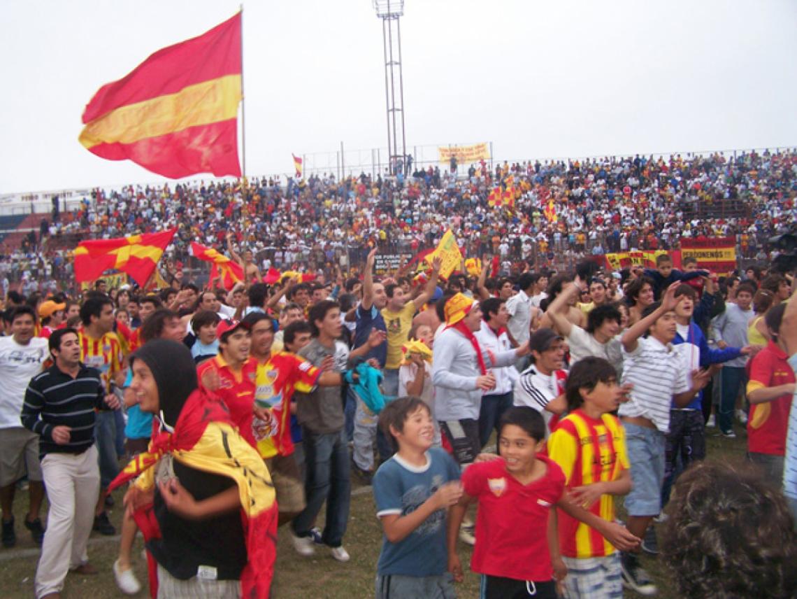 Imagen EL FESTEJO de los hinchas el día del ascenso tras la definición por penales.