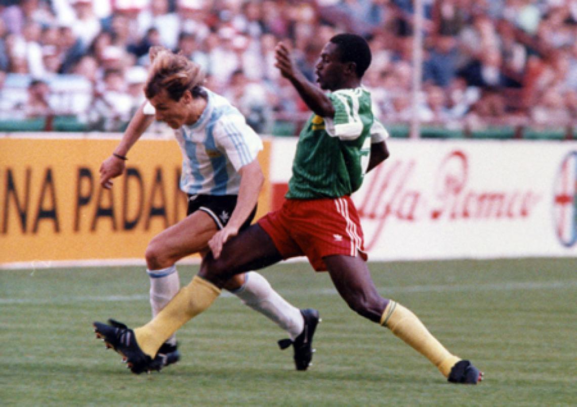 Imagen CASTIGADO. El Cani fue muy golpeado por Camerún en el 0-1 de Italia 90 (Archivo El Gráfico).