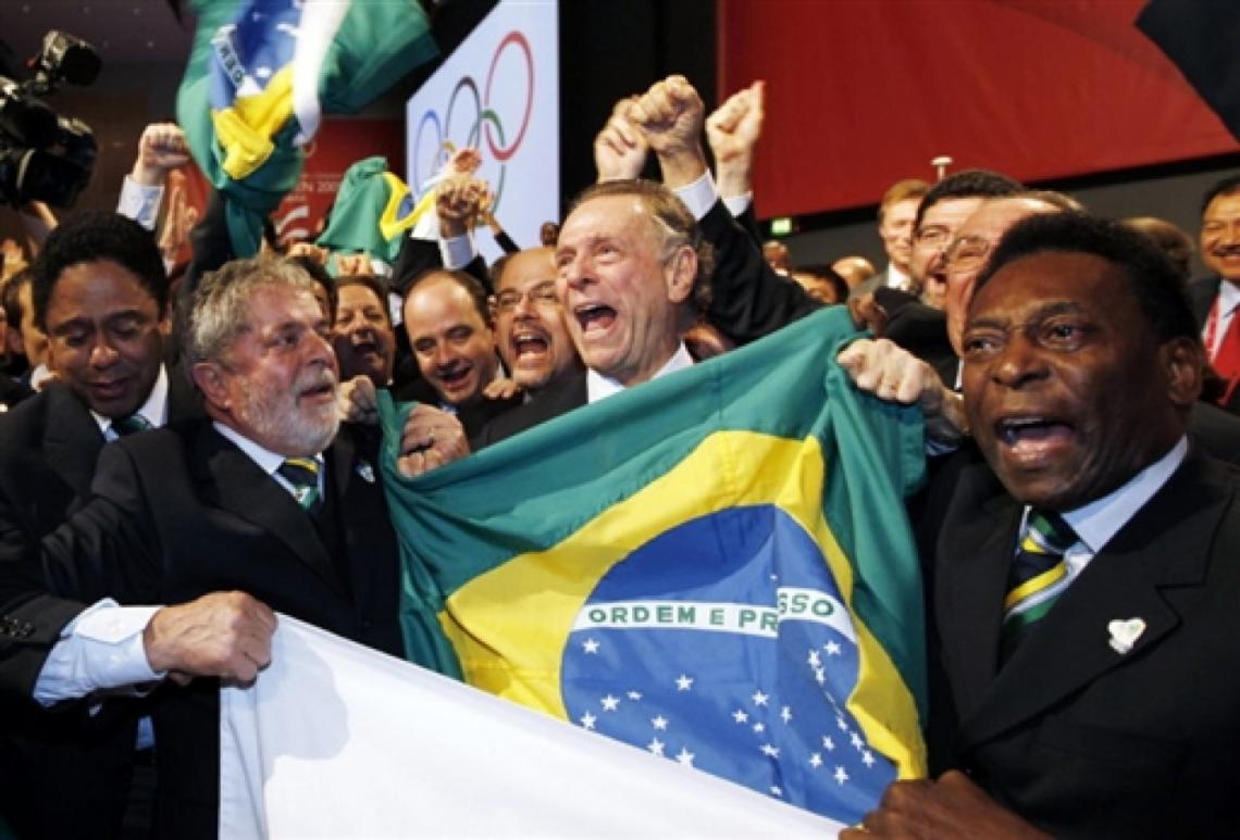 Imagen LOCURA TOTAL. El comité brasileño, encabezado por el presidente Lula y Pelé, estalla de alegría. Los Juegos Olímpicos 2016 serán en Río. (AFP)