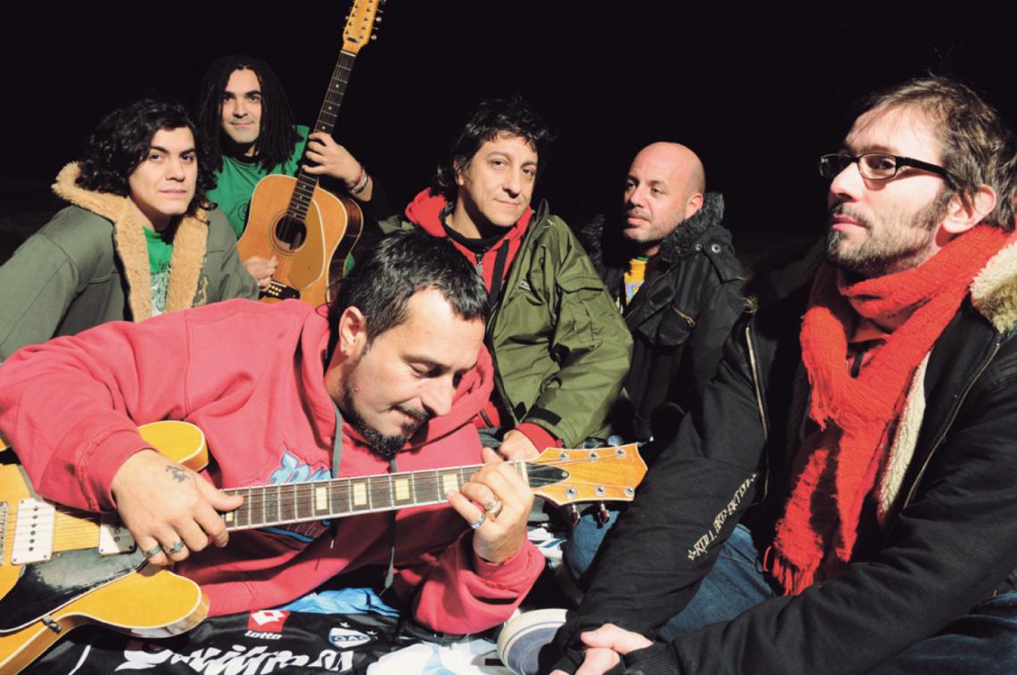 Imagen UNO X UNO. Maiquel De Campo Luna (guitarra), Claudio Maffia (batería), Mono (voz), Memo Manera (bajo), Balde Spósito (bajo) y Mariano Arjones (teclados).