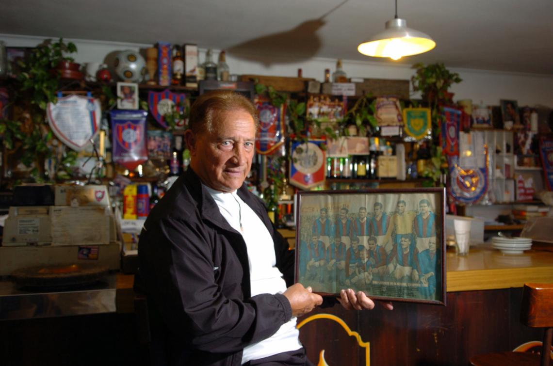 Imagen EL MOSTRADOR de la nostalgia. Sanfilippo y un poster de El Gráfico del campeón 59 convertido en pieza de colección del bar que respira fútbol.