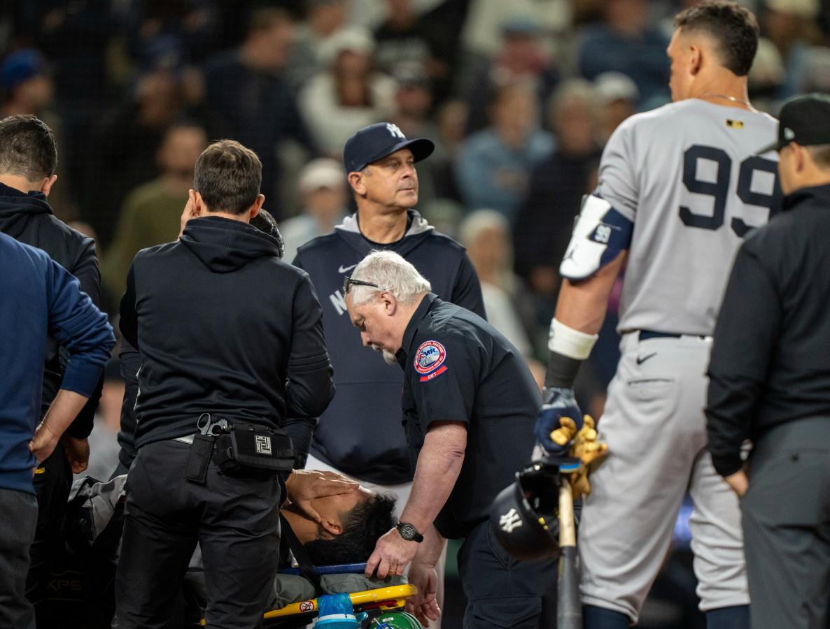 Imagen Oswaldo Cabrera fue retirado en ambulancia del estadio, directo al hospital.