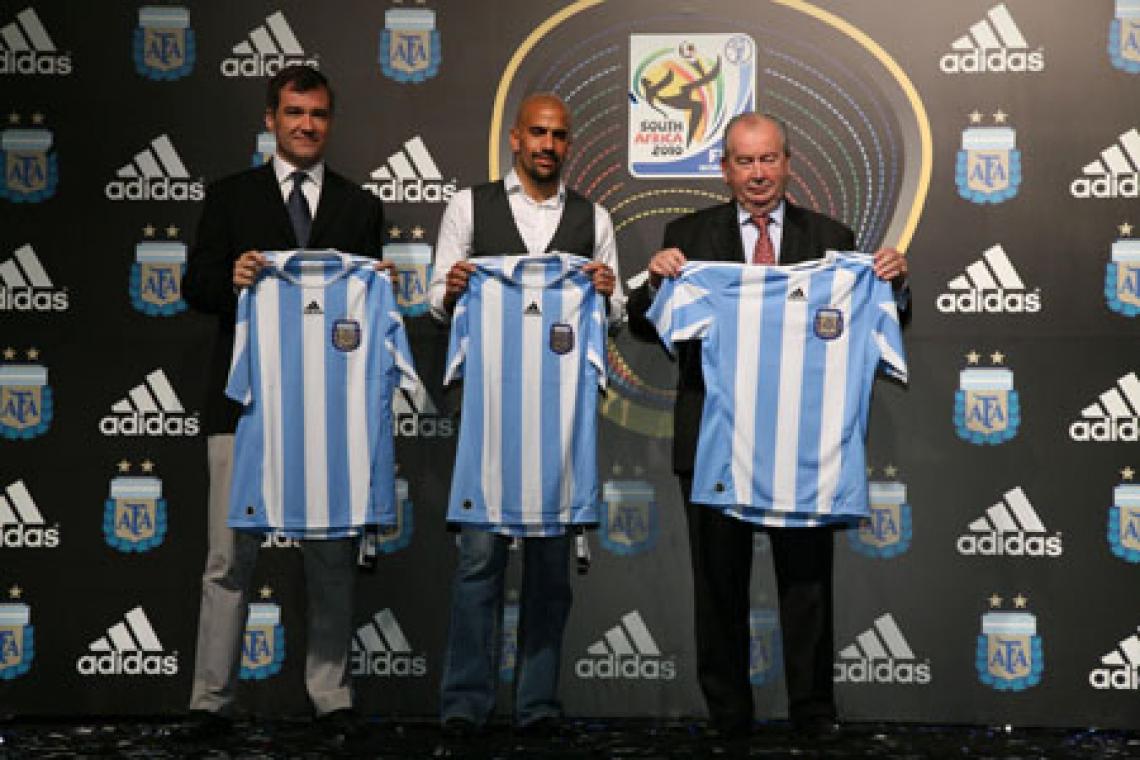 Imagen EL PRESIDENTE DE Adidas Argentina, Walter Kroll, junto a Juan Sebastián Verón y Julio Grondona.