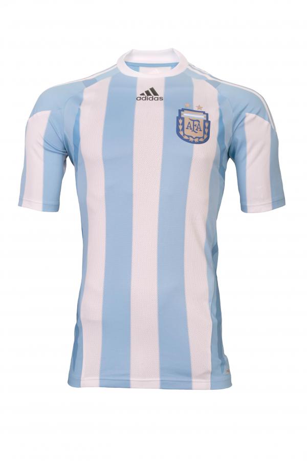 Imagen DISEÑO RETRO. La nueva camiseta de la Selección guarda similitudes con la que utilizaron los jugadores argentinos en el Mundial 86.
