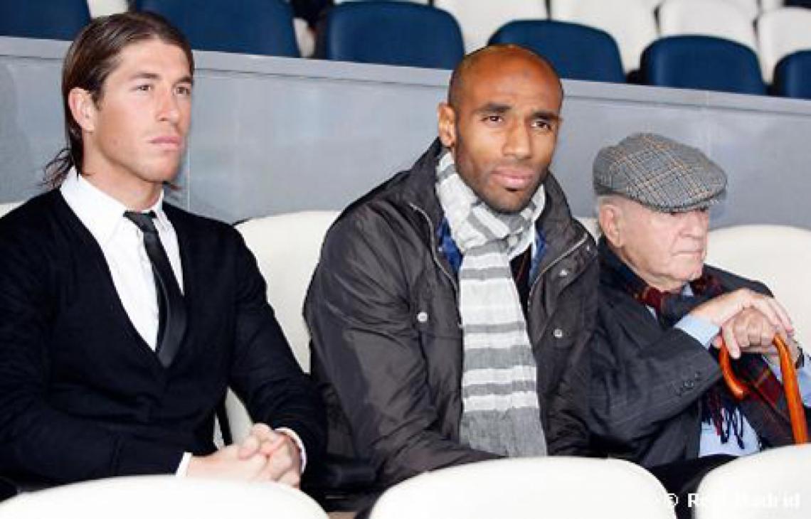 Imagen FÚTBOL PURO. Ramos y Kanouté junto a Alfredo Di Stéfano (realmadrid.com). 