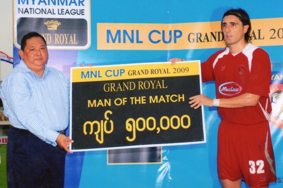 Imagen RECONOCIMIENTO. El cordobés recibe un premio por su destacada actuación en el fútbol birmano.