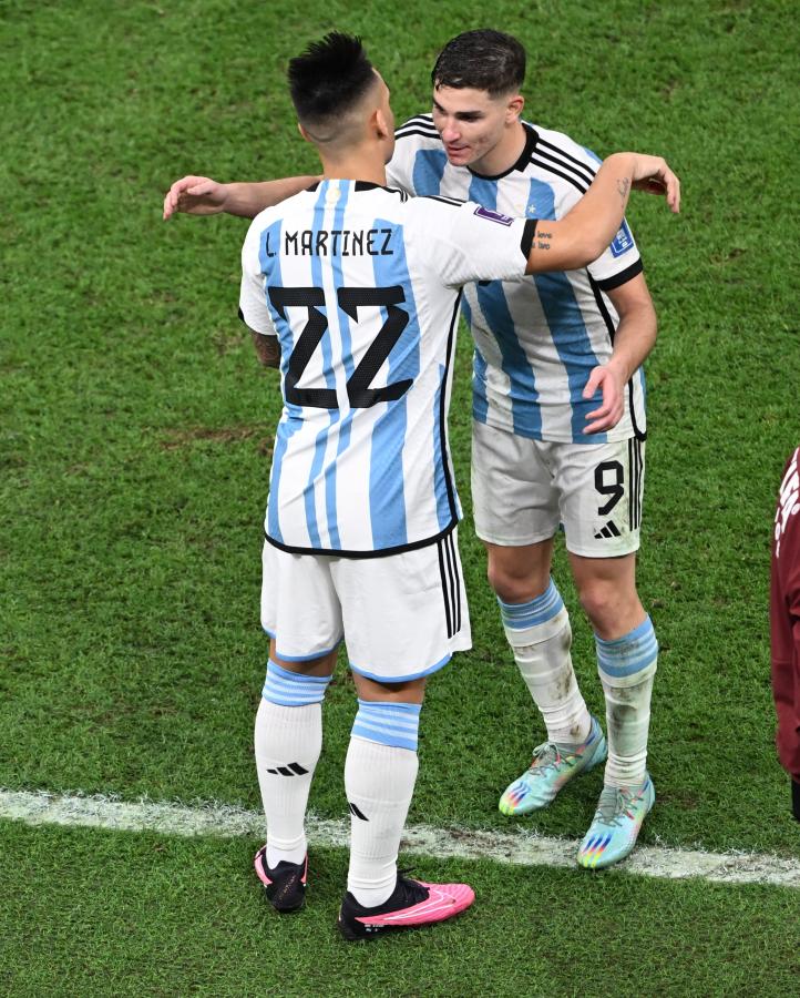 Imagen Lautaro reemplaza a Julián en la Final de Lusail. Sólo coincidieron en campo ante Arabia Saudita. Foto: AFP