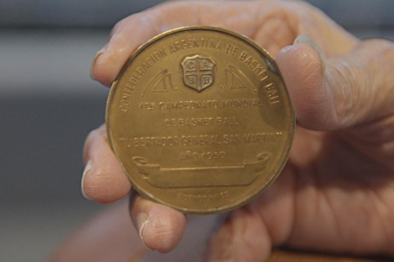 Imagen La medalla de campeón, en manos del capitán.