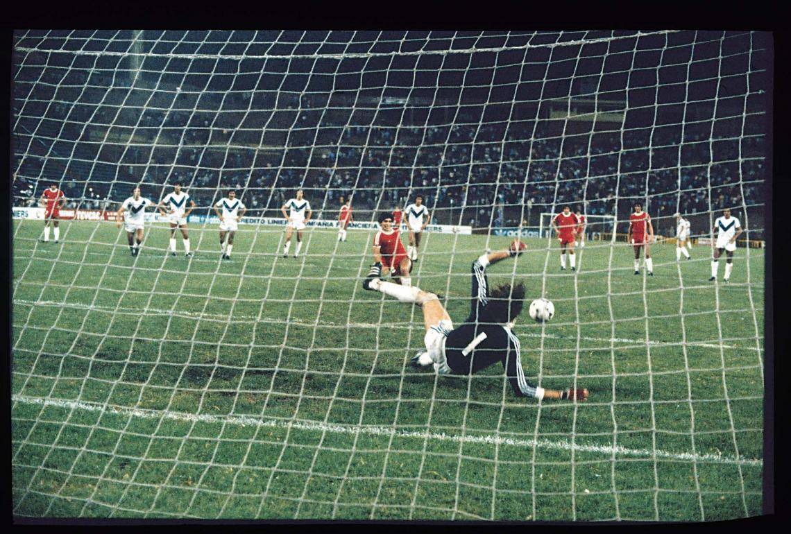 Imagen HAZAÑA. En un Vélez-Argentinos de 1980 le atajó dos penales a Maradona en el mismo partido y su equipo ganó 1-0. Este es el segundo.