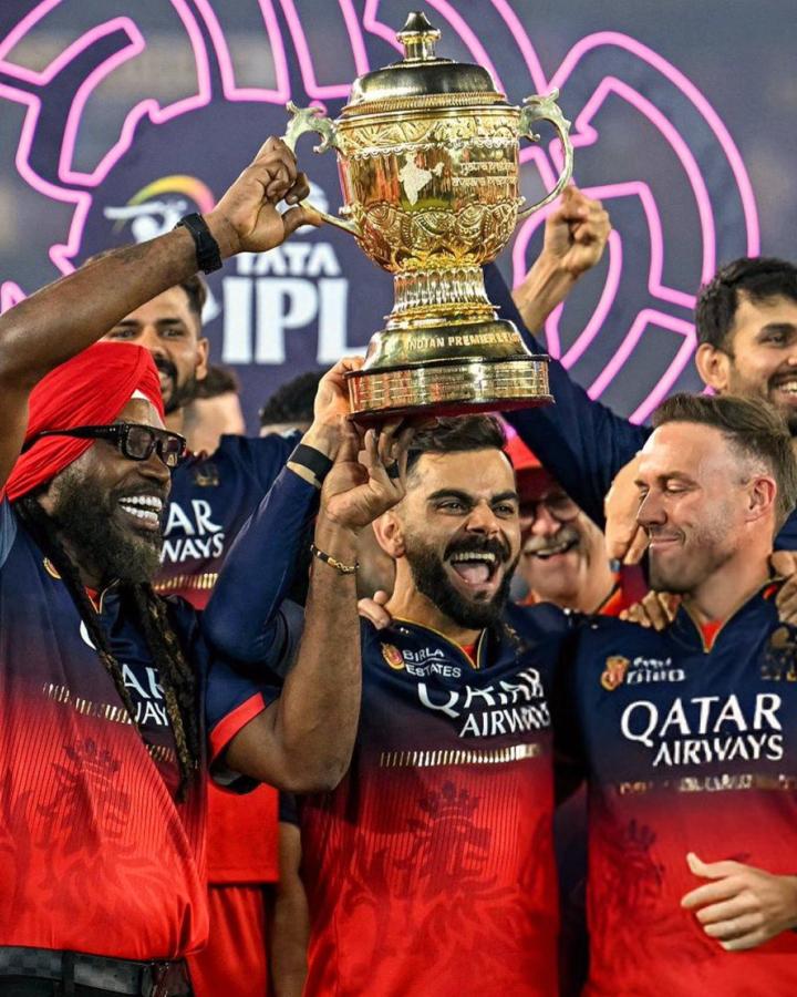Imagen Virat Kohl levanta el trofeo. La tragedia llegaría durante los festejos del día posterior.