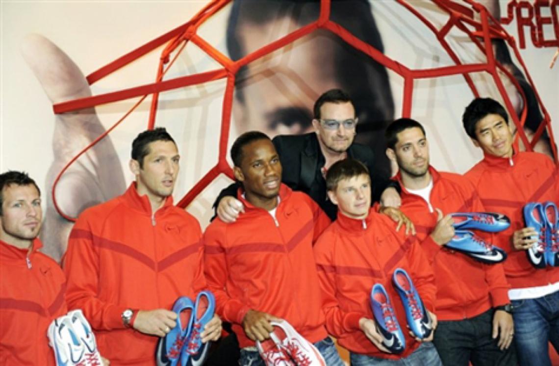 Imagen SOLIDARIOS. El grupo de jugadores junto a Bono y los cordones rojos (AFP).