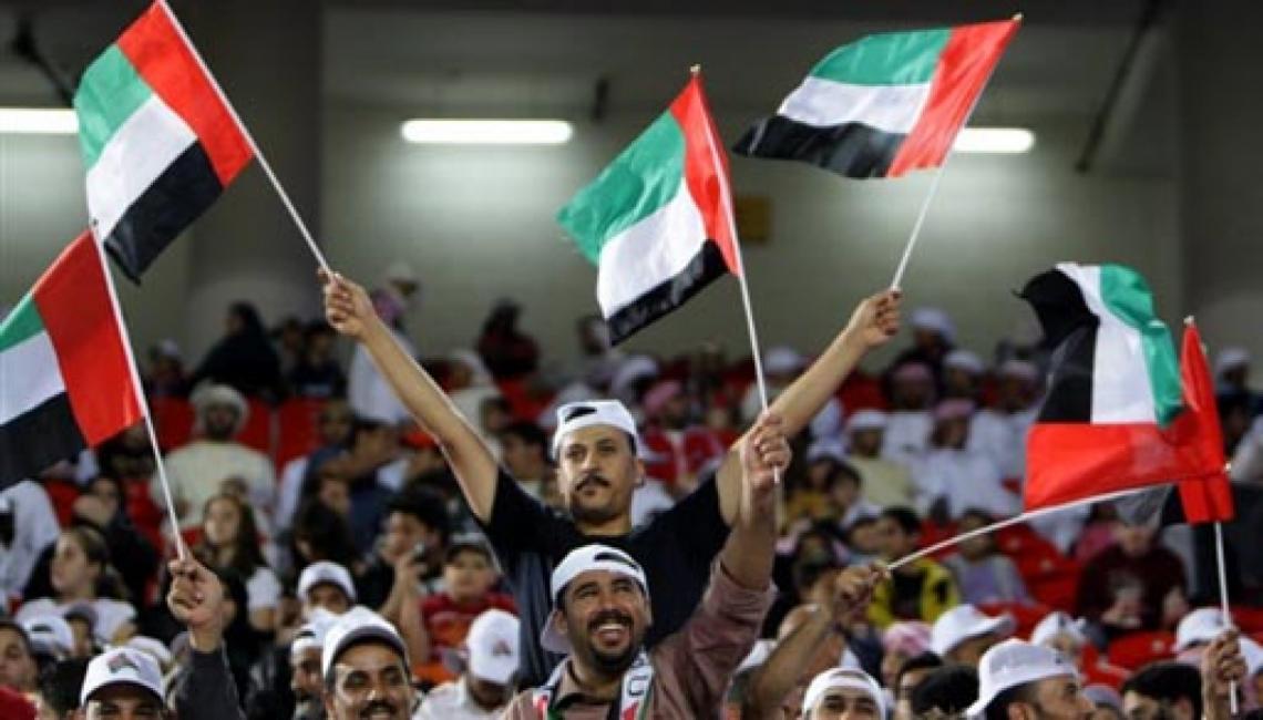 Imagen EN MEDIO ORIENTE también son futboleros. Los hinchas del Al-Ahli flamean las banderas de los Emiratos Arabes (AFP).